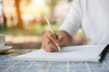 kalem defter üzerinde yazma ile eller.