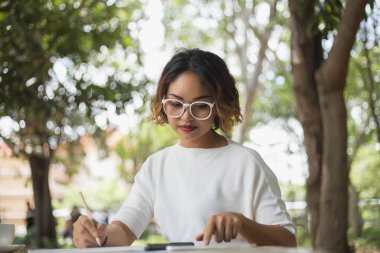 Genç bir kadın iş yerinde stresli,
