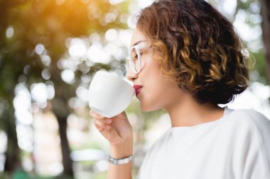 Kadın taze kahve stoku fotoğrafından hoşlanıyor.