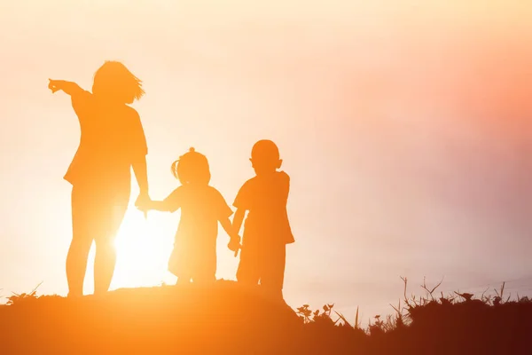 Silhouet Van Een Gelukkige Kinderen Gelukkig Tijd Zonsondergang — Stockfoto