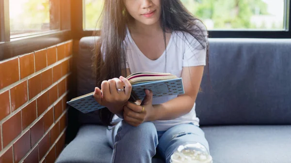 Jeune Femme Lisant Livre Dans Une Bibliothèque Publique — Photo