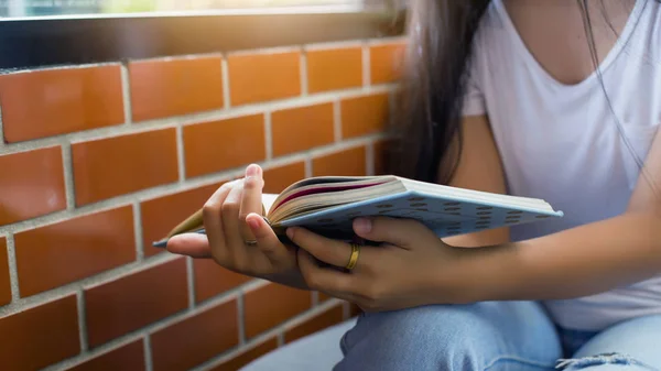 Jeune Femme Lisant Livre Dans Une Bibliothèque Publique — Photo