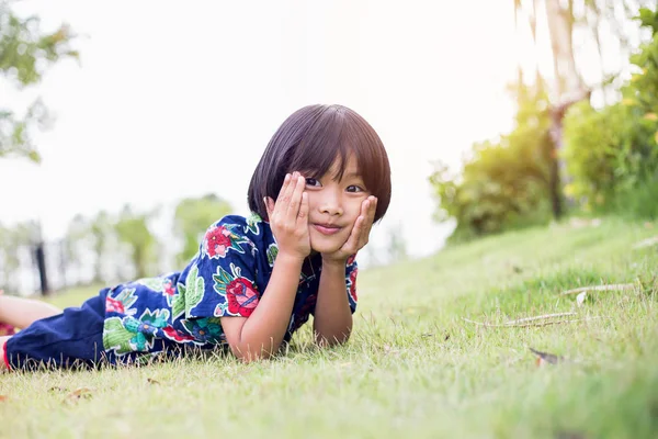 Menina Bonito Divertindo Parque Infantil — Fotografia de Stock