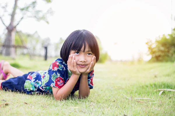 Nettes Mädchen Hat Spaß Auf Kinderspielplatz — Stockfoto