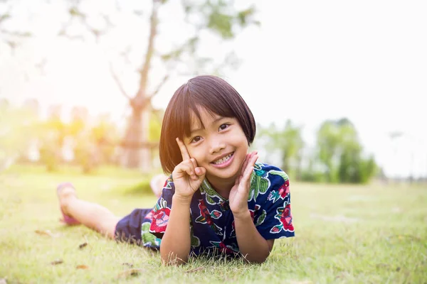 子供の遊び場で楽しみを持っているかわいい女の子 — ストック写真