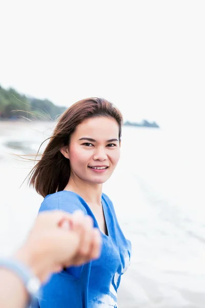 Uomini Donne Asiatici Stringono Mano Sulla Spiaggia — Foto Stock