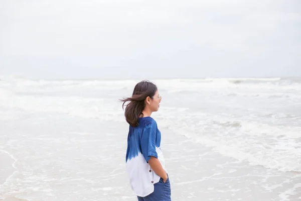 Mujer Caminando Playa —  Fotos de Stock