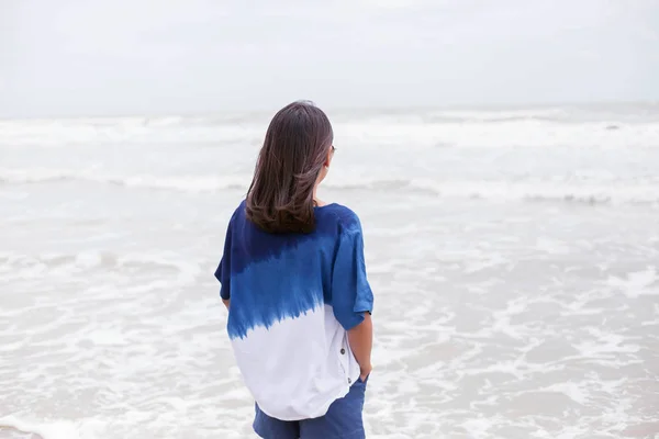 Donna Che Cammina Sulla Spiaggia — Foto Stock