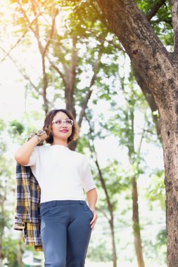 Genç kadın onun başarı, hayatta başarı kavramı için kaldırsın.
