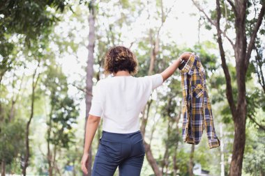 Genç kadın onun başarı, hayatta başarı kavramı için kaldırsın.