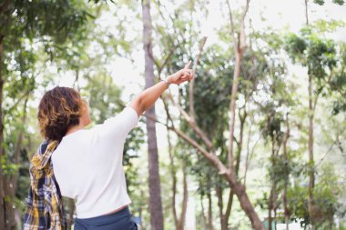 Genç kadın onun başarı, hayatta başarı kavramı için kaldırsın.