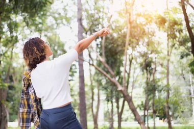 Genç kadın onun başarı, hayatta başarı kavramı için kaldırsın.
