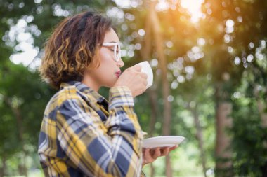 Kadın taze kahve stoku fotoğrafından hoşlanıyor.