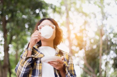 Kadın taze kahve stoku fotoğrafından hoşlanıyor.