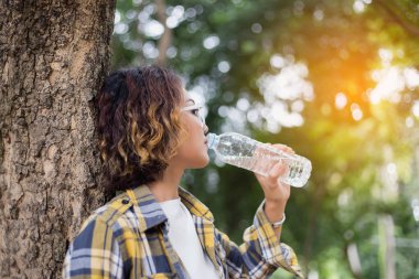 Ormandaki şişeden su içen kız