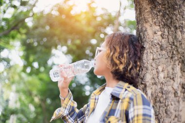 Ormandaki şişeden su içen kız