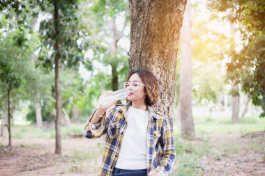 Ormandaki şişeden su içen kız