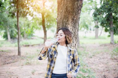 Ormandaki şişeden su içen kız