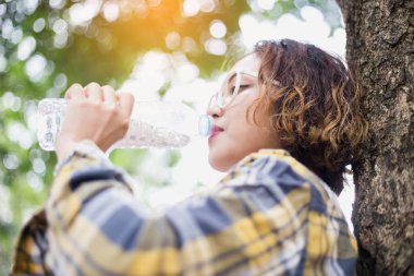 Ormandaki şişeden su içen kız