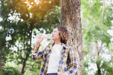 Ormandaki şişeden su içen kız
