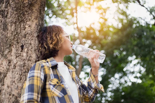 Ormandaki şişeden su içen kız