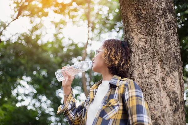 Ragazza Che Beve Acqua Dalla Bottiglia Nel Bosco — Foto Stock