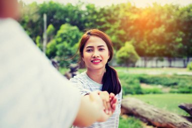 el ele tutuşarak genç bir çift. doğa gündoğumu 