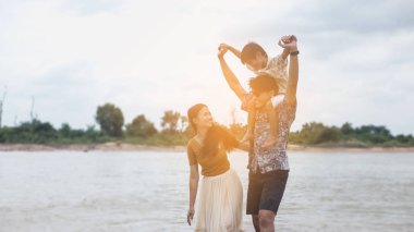 Ebeveynlerden ve çocuklardan oluşan mutlu Asyalı bir aile resmi, bir tatil için birlikte mutlular.. 