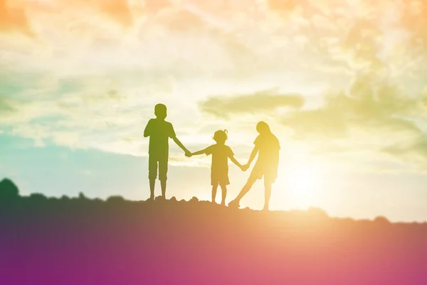 Silhouet Van Een Gelukkige Kinderen Gelukkig Tijd Zonsondergang — Stockfoto