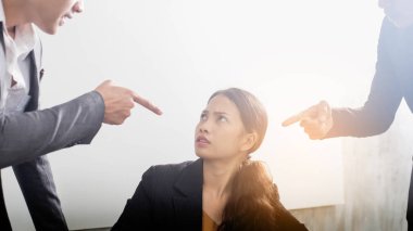 Stresli iş kadını masada oturuyor. 