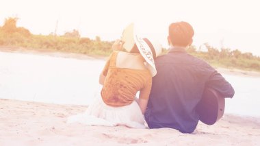 Kız arkadaşı için açık tuğla duvara gitar hipster adam birlikte zevk.