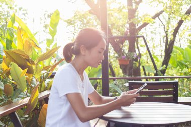 Bilgi aramak için telefon kullanan beyaz kadınlar