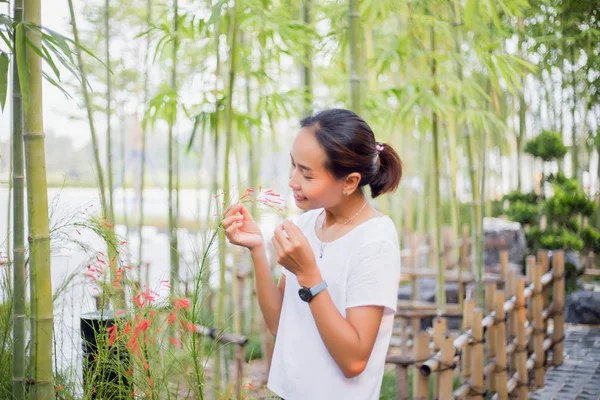 Mano Della Giovane Donna Che Gode Della Natura Con Alba — Foto Stock