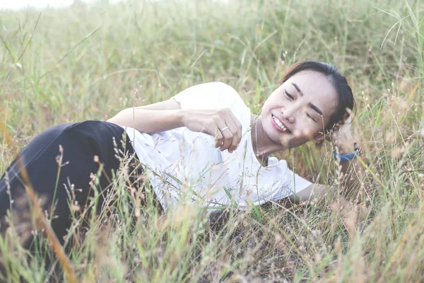 Mão Jovem Mulher Desfrutando Natureza Com Nascer Sol — Fotografia de Stock