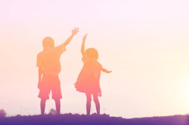 Çocuk siluet, çocuğun sevinç anlar. Doğa günbatımı