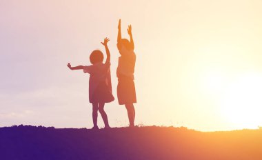 Çocuk siluet, çocuğun sevinç anlar. Doğa günbatımı
