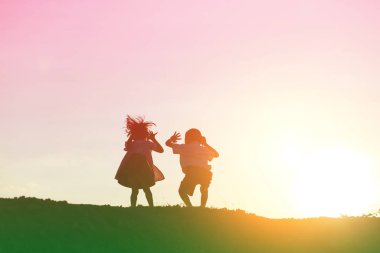 Çocuk siluet, çocuğun sevinç anlar. Doğa günbatımı