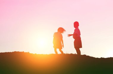 Çocuk siluet, çocuğun sevinç anlar. Doğa günbatımı