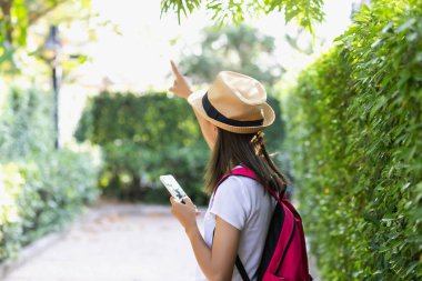 Genç kadın onun başarı, hayatta başarı kavramı için kaldırsın.