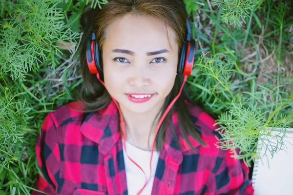 Een Jong Meisje Liggend Het Gras Luisteren Naar Muziek Ontspannen — Stockfoto