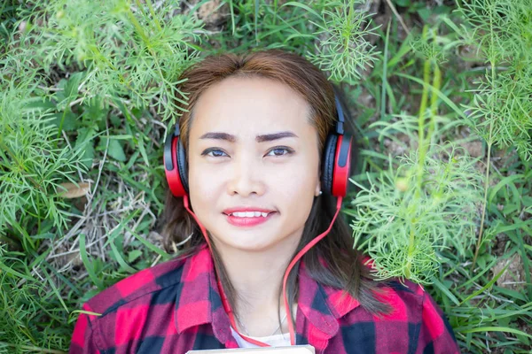 Een Jong Meisje Liggend Het Gras Luisteren Naar Muziek Ontspannen — Stockfoto