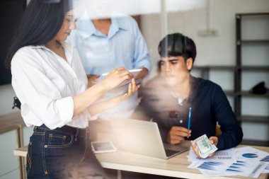 Toplantıda yaratıcı iş adamlarının portresi, İş Takımı Başarı Stok Fotoğrafı