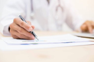 Ofisinde çalışan genç bir doktor.