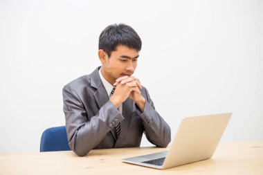 Ofiste çalışırken notlar alan neşeli iş adamı..