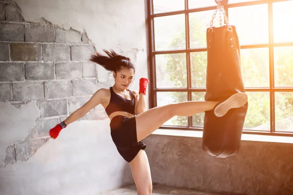 Amatör Kickboxerlar Ağır Poşet Fotoğrafı Eğitimi — Stok fotoğraf