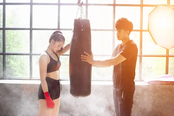 Muay Thai Antrenmanı Spor Salonunda Motivasyon Eğitimi — Stok fotoğraf