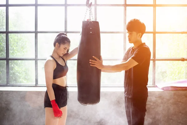 Muay Thai Antrenmanı Spor Salonunda Motivasyon Eğitimi — Stok fotoğraf
