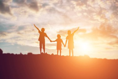 mutlu bir çocuk silüeti ve mutlu zaman günbatımı