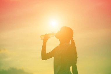 Gün batımında güçlü kendine güvenen kadın kollarını aç.. 