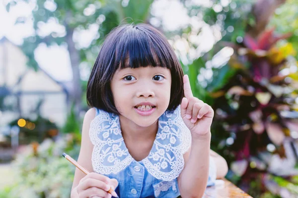 Happy Cute Gadis Anak Latar Belakang Hijau Kabur — Stok Foto